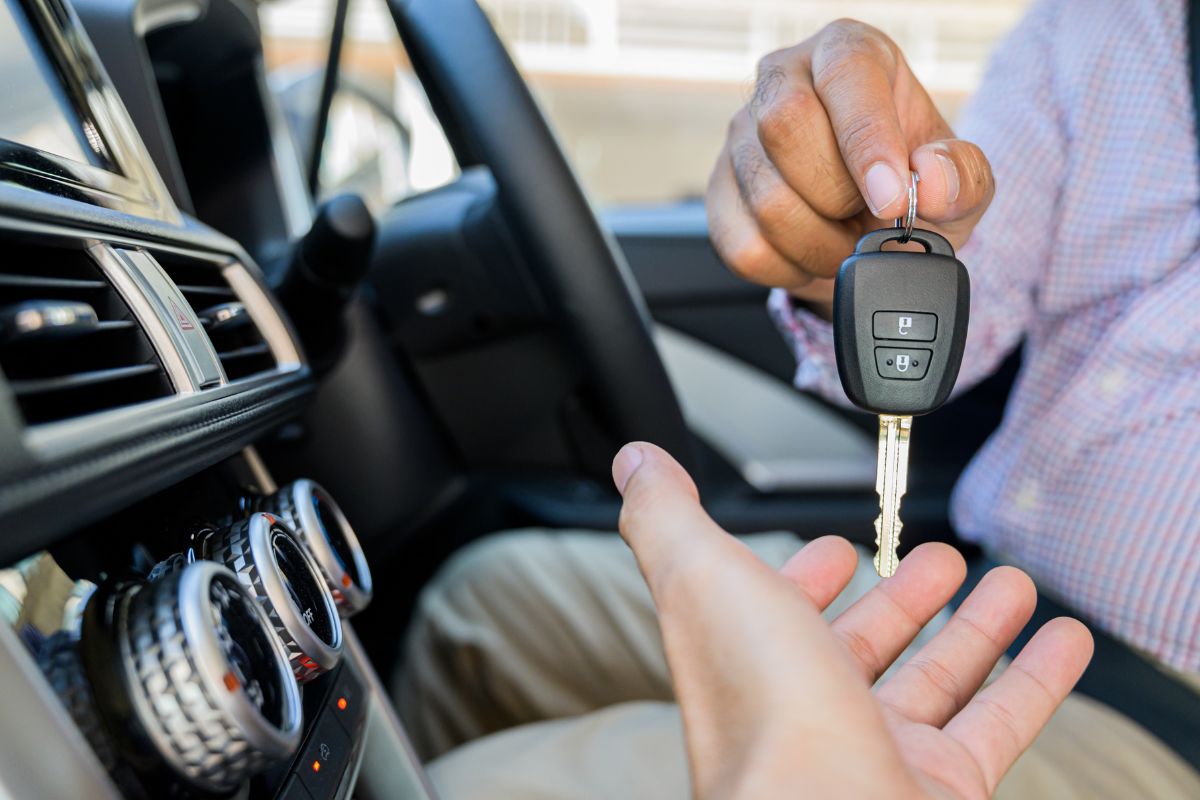 personne âgée donne voiture